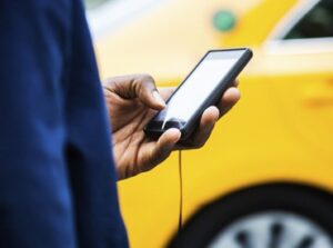 Une personne qui réserve un taxi à rennes par télephone