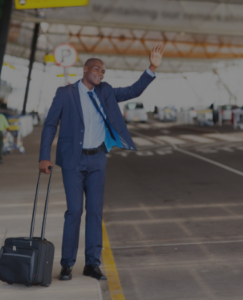 Une personne qui attend un taxi à l'aéroport de rennes