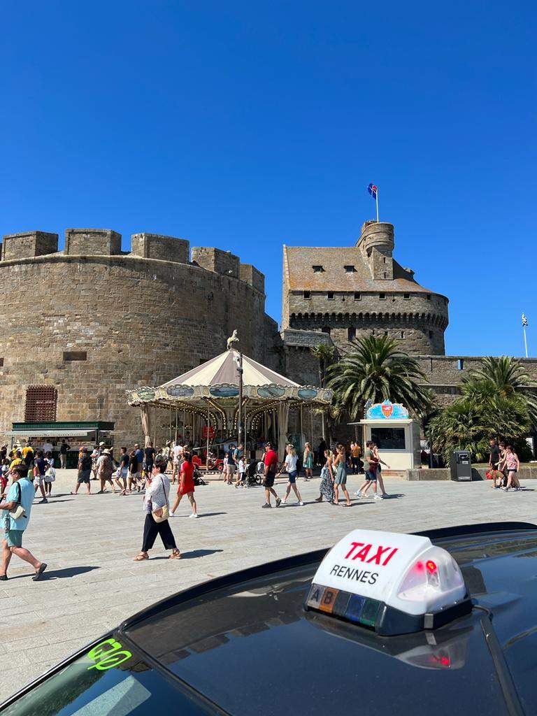 Voiture de taxi à Saint-Malo