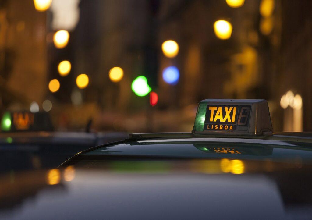 Véhicule de taxi à rennes la nuit