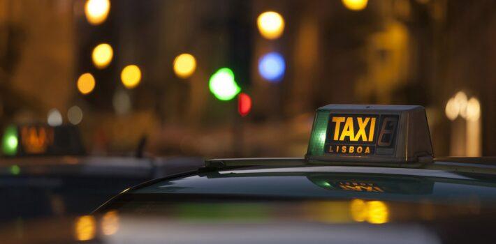 Véhicule de taxi à rennes la nuit